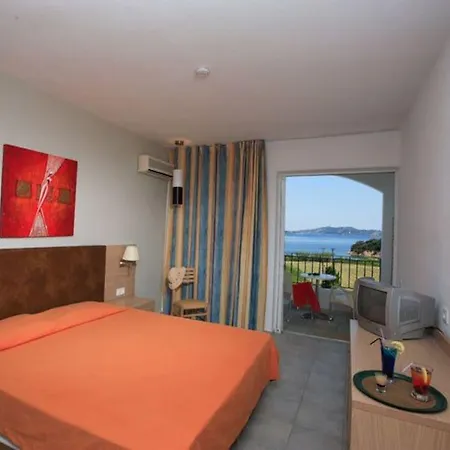 Radisson Plaza Skiathos מלון