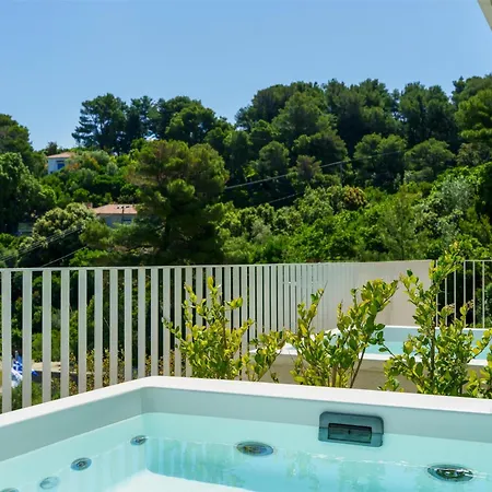Radisson Plaza Skiathos 卡纳皮特萨